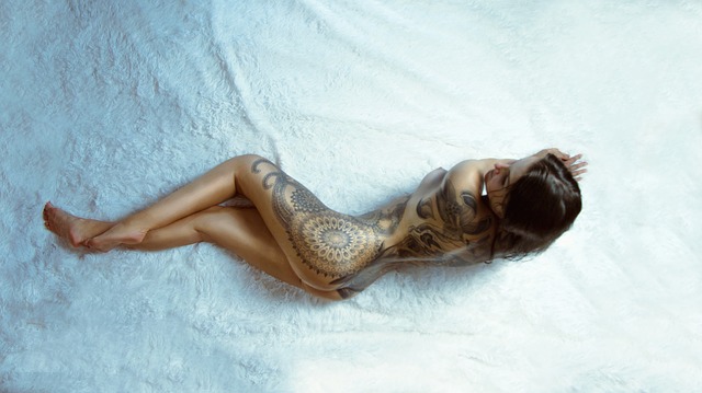 tetovaná nahá dívka